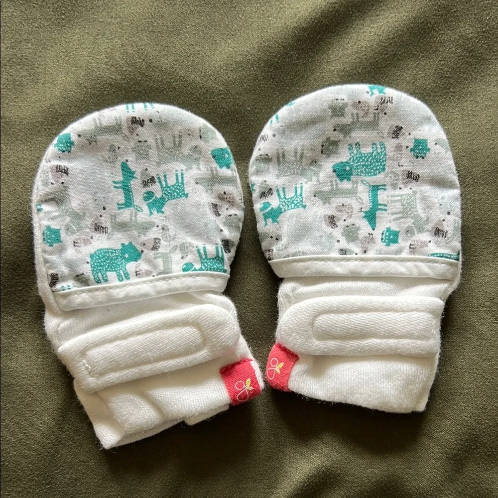 {GOUMI} never worn 3-6mo baby mits